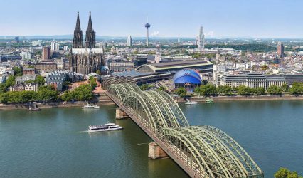 Koln Panoramia miasta z widokiem na most