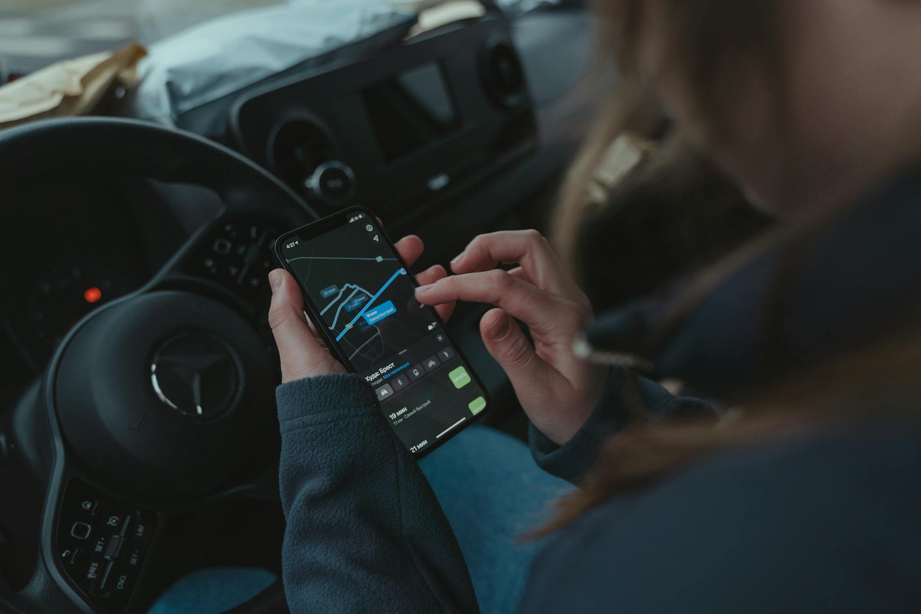 Kierowca sprawdza trasę door to door w aplikacji GPS na smartfonie