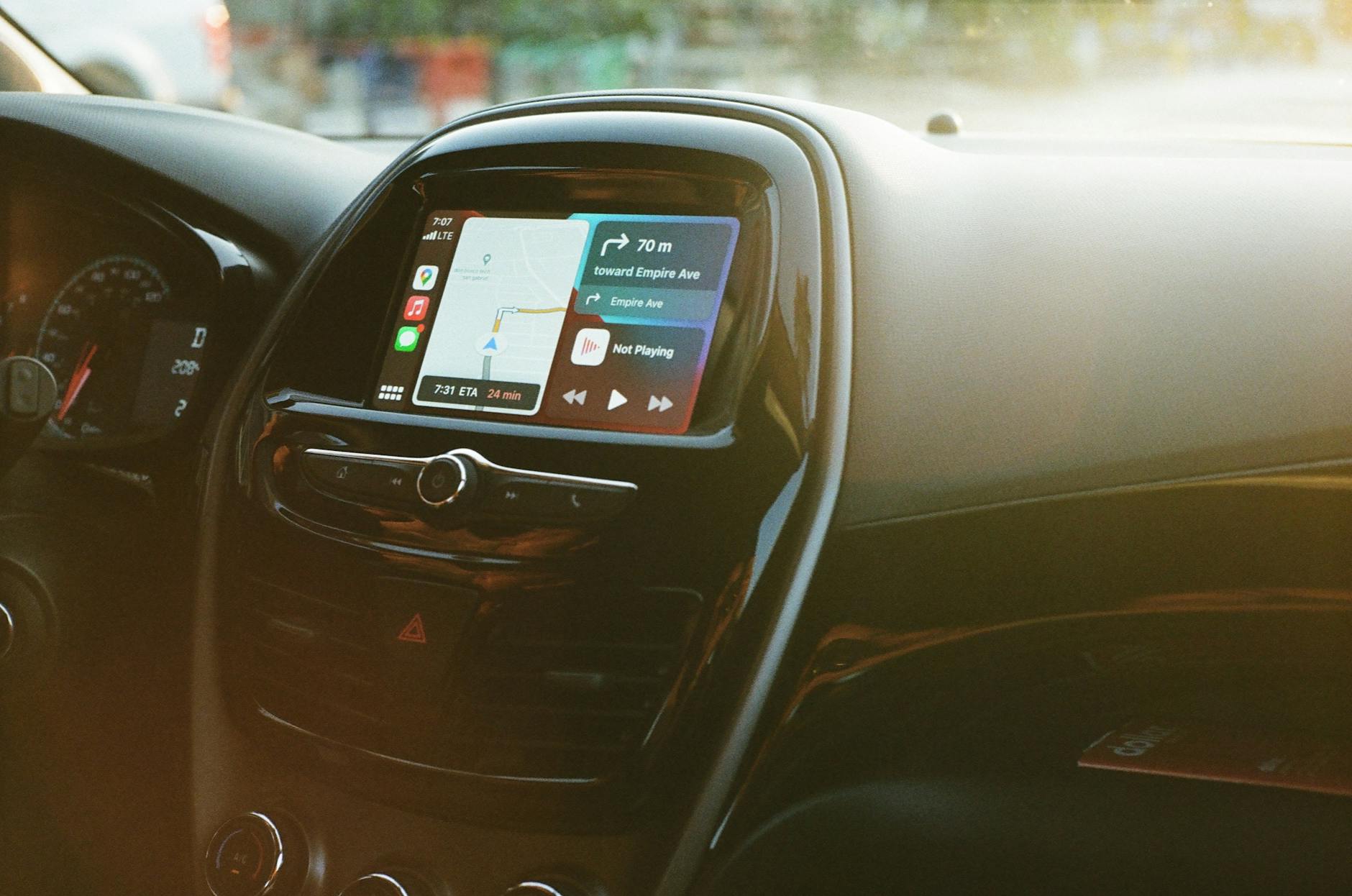 Nawigacja GPS w samochodzie pokazująca trasę dojazdu w Niemczech