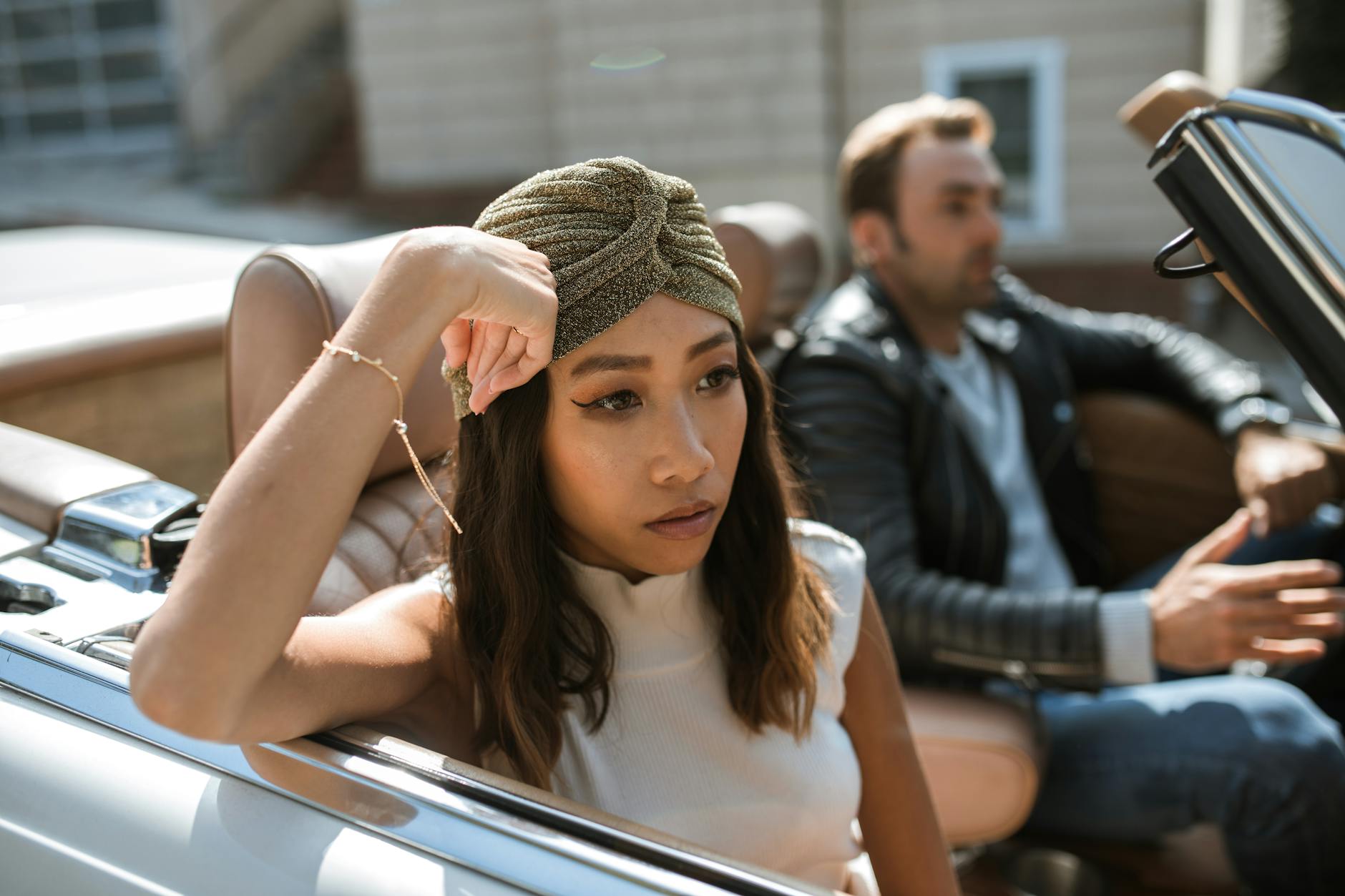 Para w emocjonalnej rozmowie na przednich siedzeniach samochodu