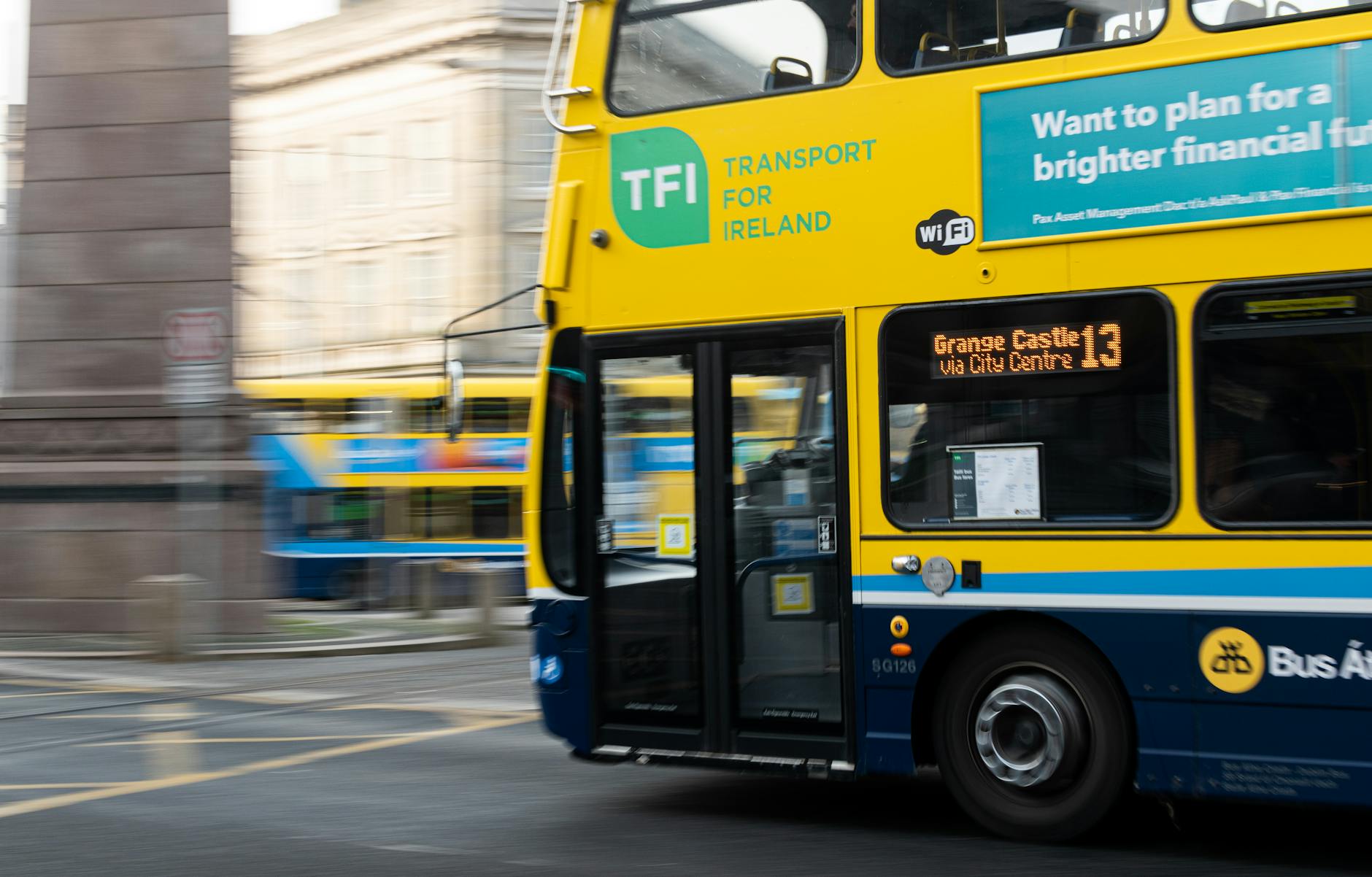 WiFi w busie za granicę: czego się spodziewać i jak nie zostać bez internetu Zielony autobus miejski jedzie szybko ulicami Dublina