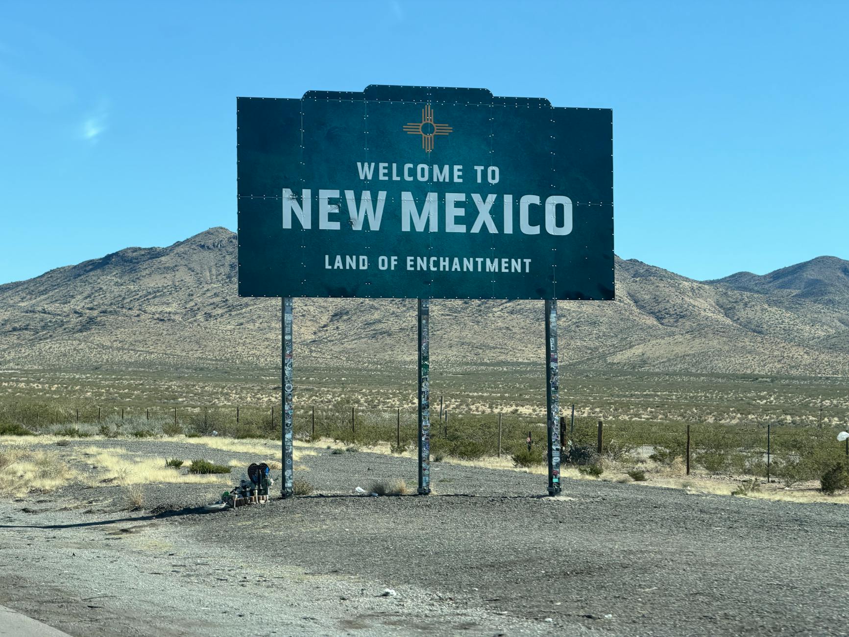 Tablica wjazdowa Welcome to New Mexico na pustynnym tle