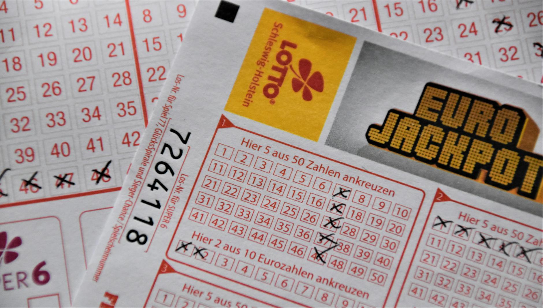 Zbliżenie na wypełniony kupon loterii EuroJackpot