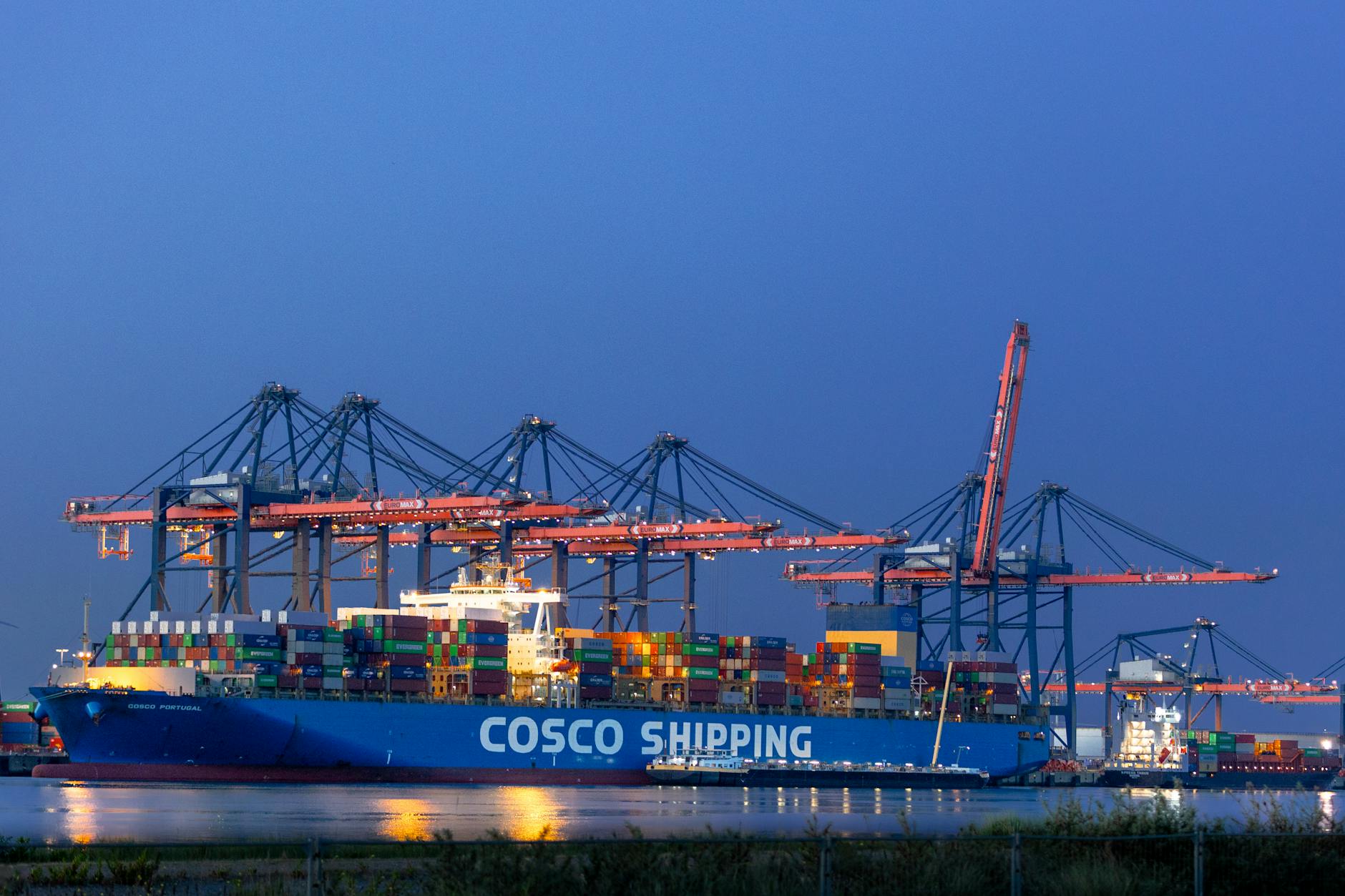 Nocny kontenerowiec COSCO w porcie Maasvlakte w Rotterdamie