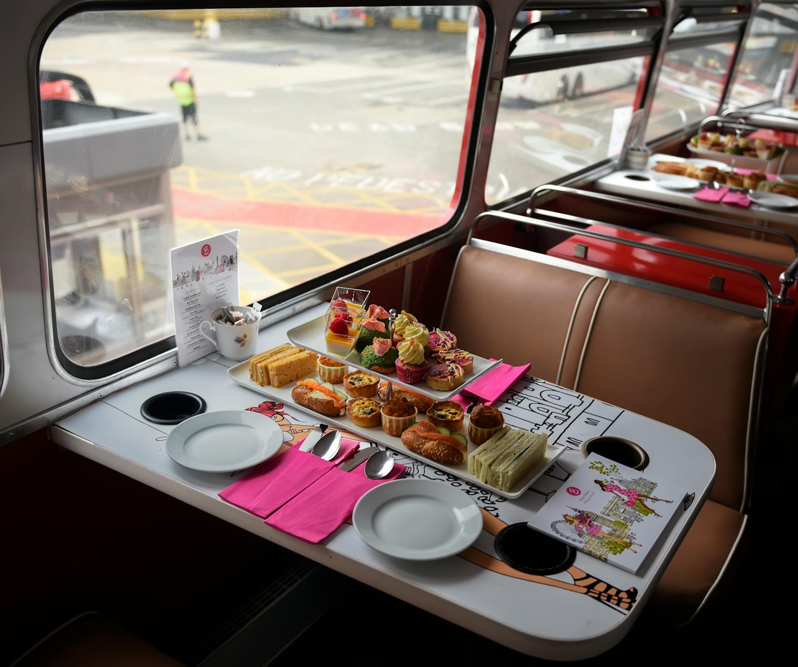 Jedzenie na drogę: co wolno wnieść do busa, a czego lepiej nie brać Popołudniowa herbata z przekąskami na piętrze czerwonego autobusu