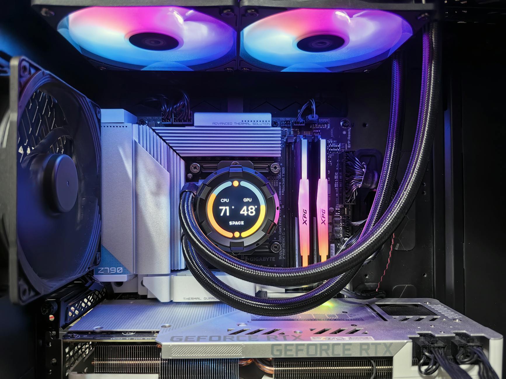 Zbliżenie na wnętrze gamingowego PC z podświetlanymi wentylatorami RGB