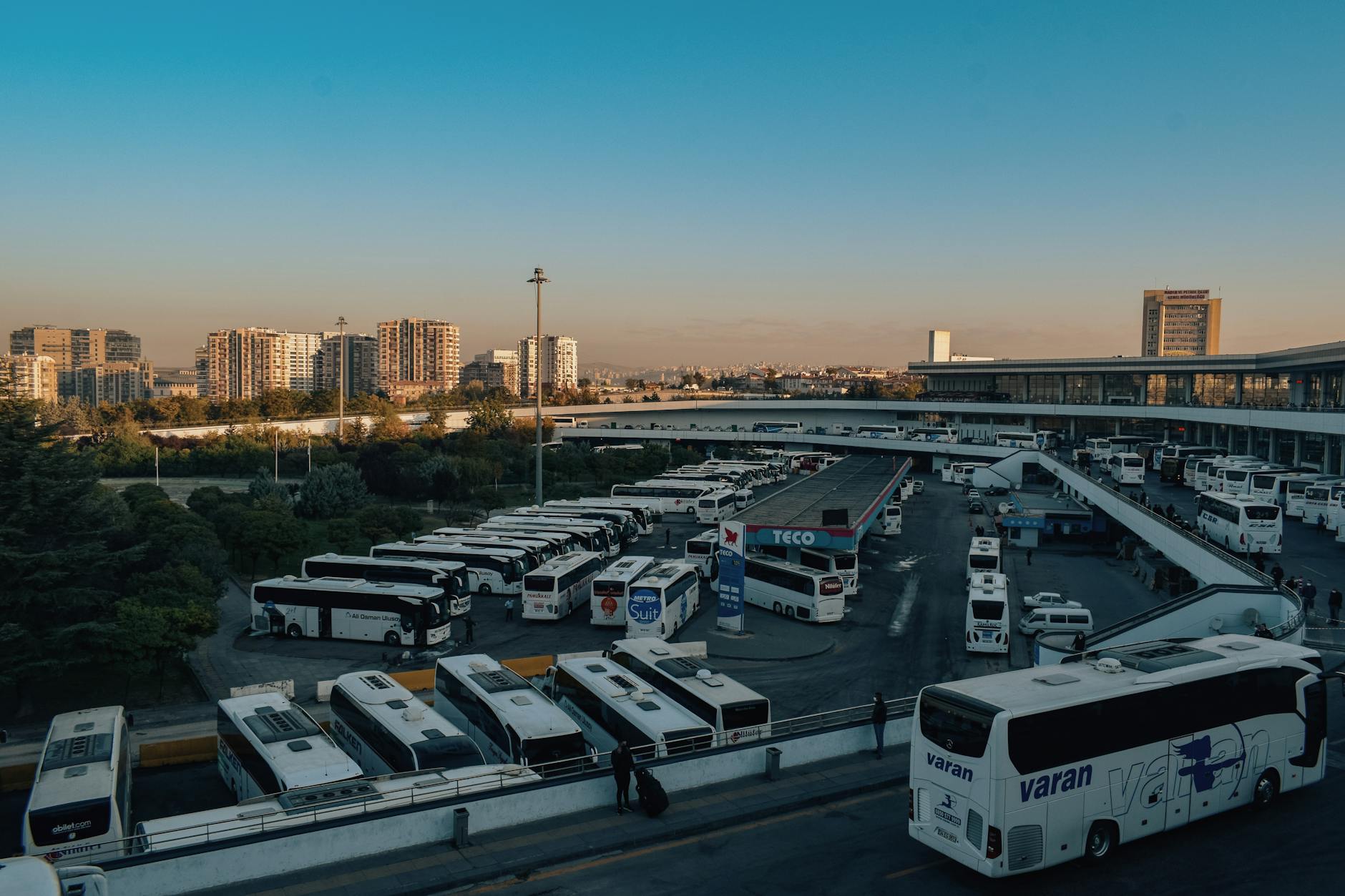 Dworzec autobusów międzymiastowych o zmierzchu na tle miasta