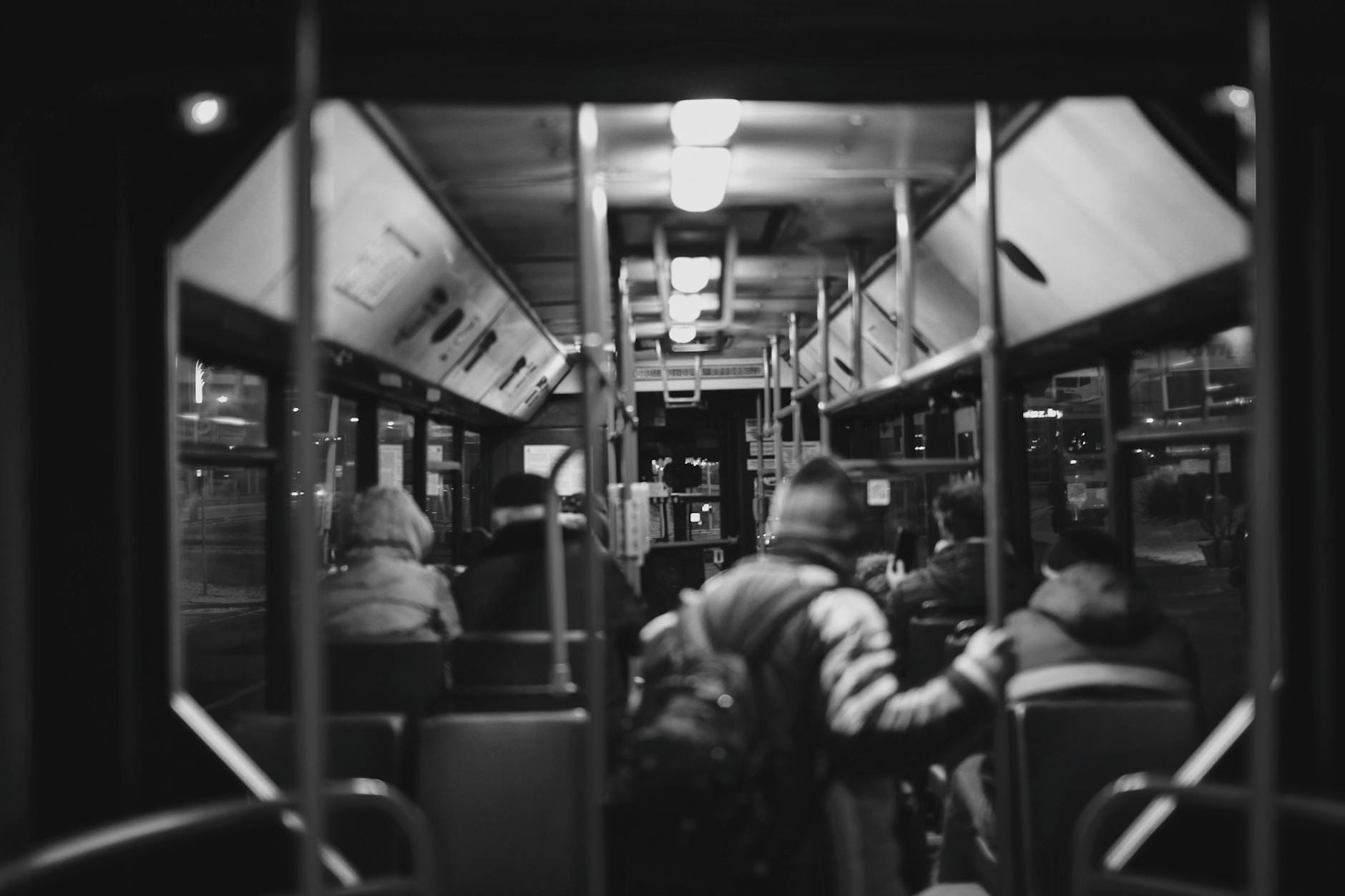 Pasażerowie jadą nocnym autobusem miejskim