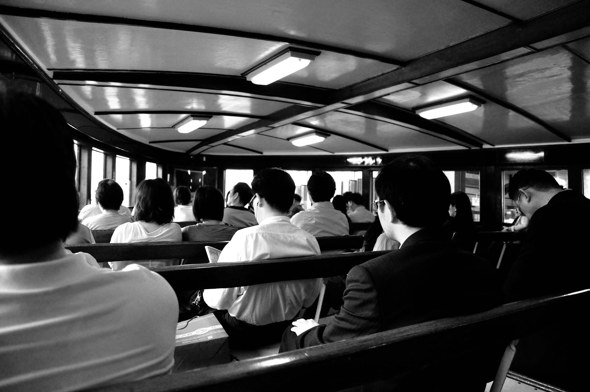 Pasażerowie siedzący w autobusie miejskim w Holandii