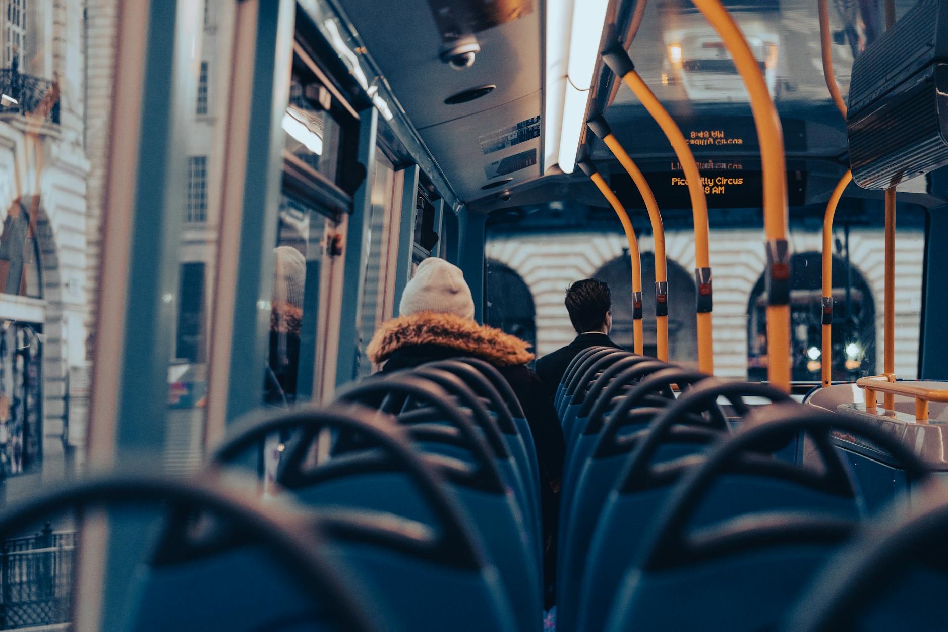 Pasażerowie w londyńskim autobusie podczas codziennego dojazdu do pracy