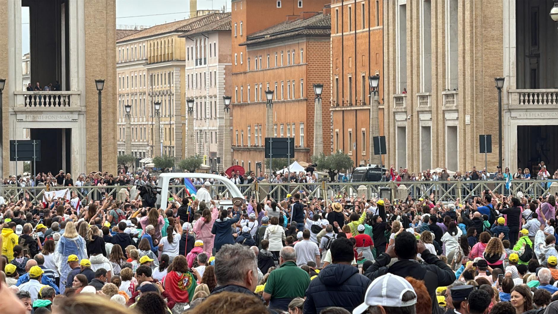 Tłum pielgrzymów przy papamobile obok Bazyliki św. Piotra w Watykanie