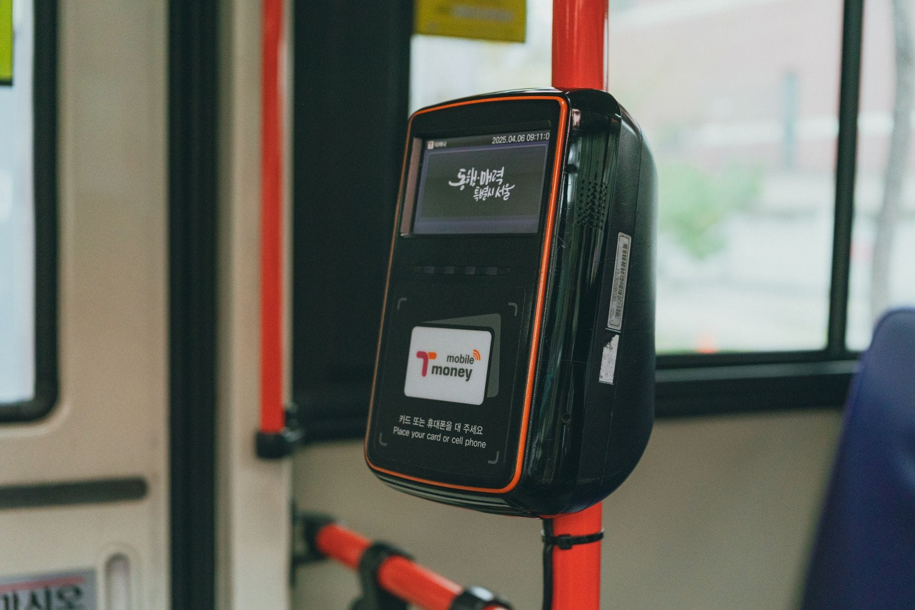 Kasownik i czytnik kart w autobusie miejskim w Seulu