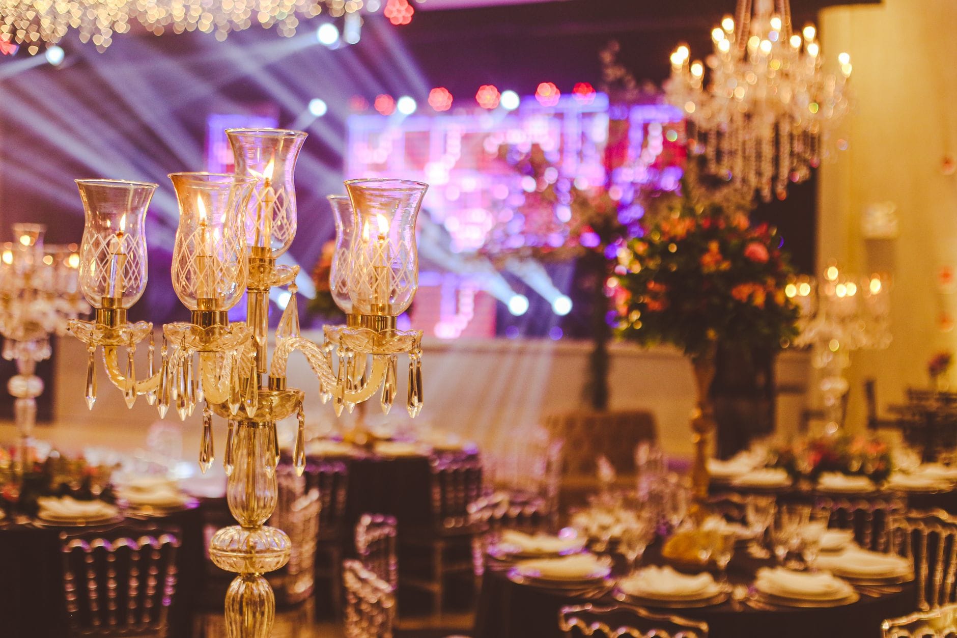 Jak zorganizować eleganckie wesele w stylu glamour krok po kroku Sala balowa glamour z kryształowymi świecznikami i wystawnymi dekoracjami