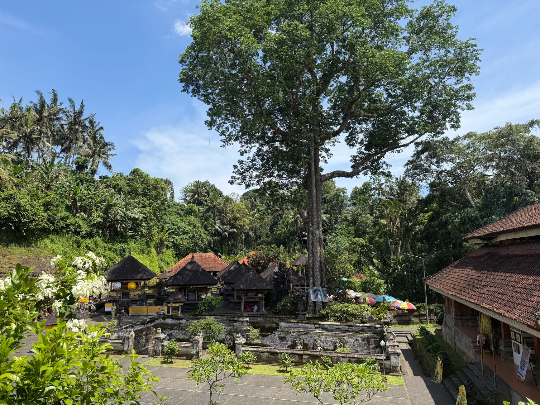 Bali poza utartym szlakiem – najciekawsze miejsca, których nie znajdziesz w standardowych przewodnikach Świątynia na Bali otoczona bujną tropikalną roślinnością
