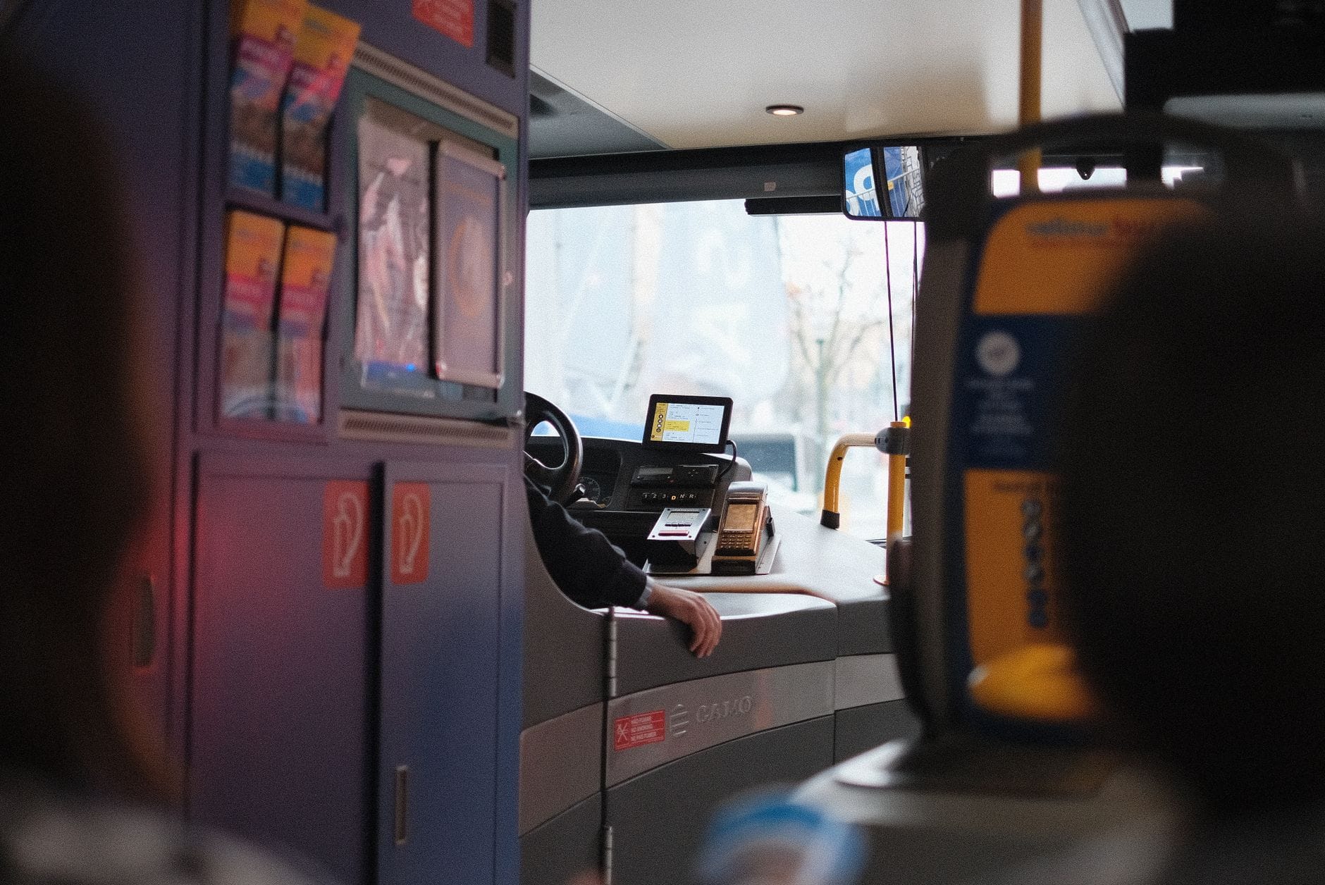 Czy w busie trzeba mieć wydruk biletu? Rezerwacja, SMS i potwierdzenie Wnętrze nowoczesnego autobusu z widocznym stanowiskiem kierowcy