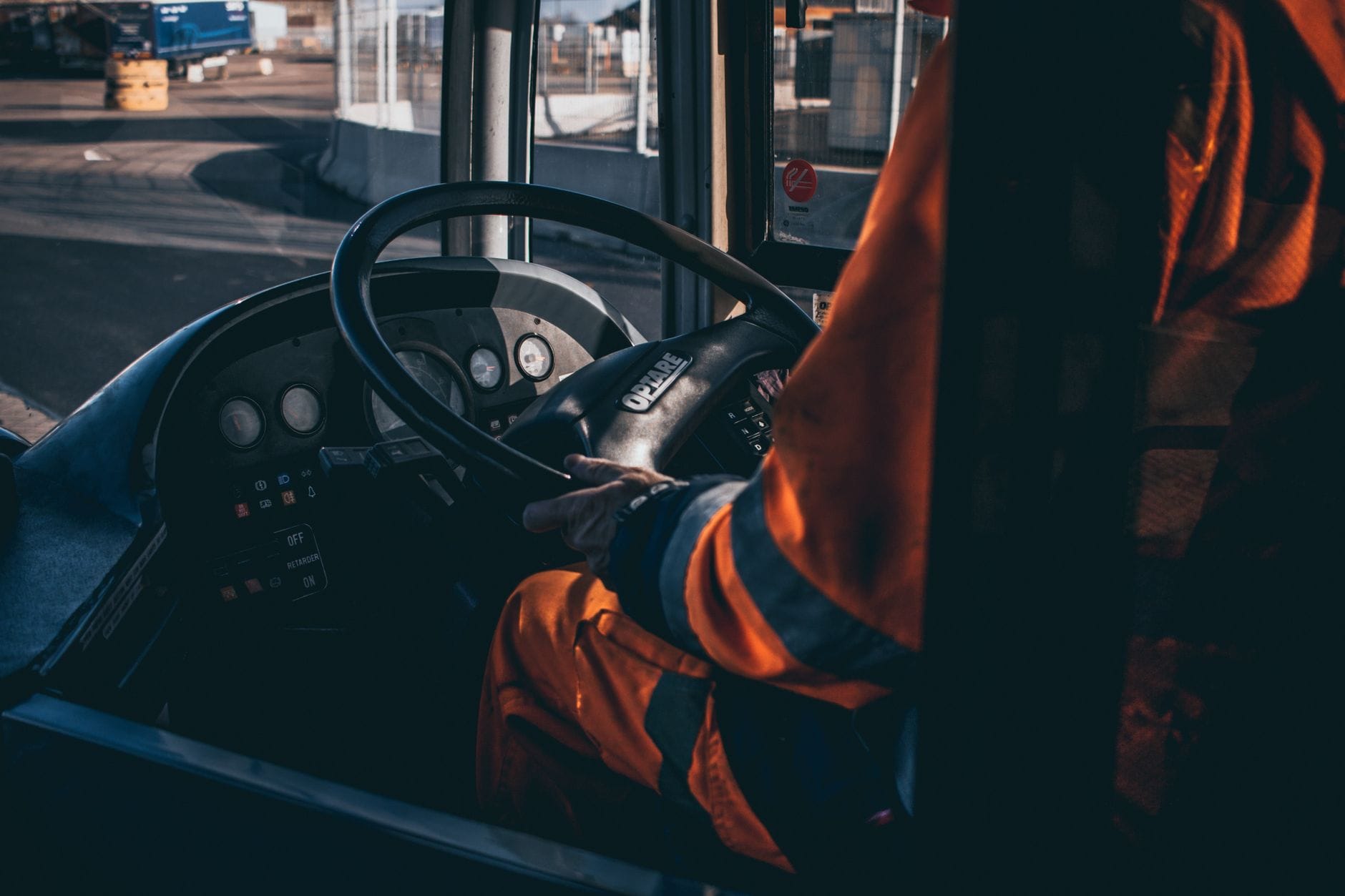 Kierowca autobusu przy kierownicy koncentruje się na prowadzeniu pojazdu