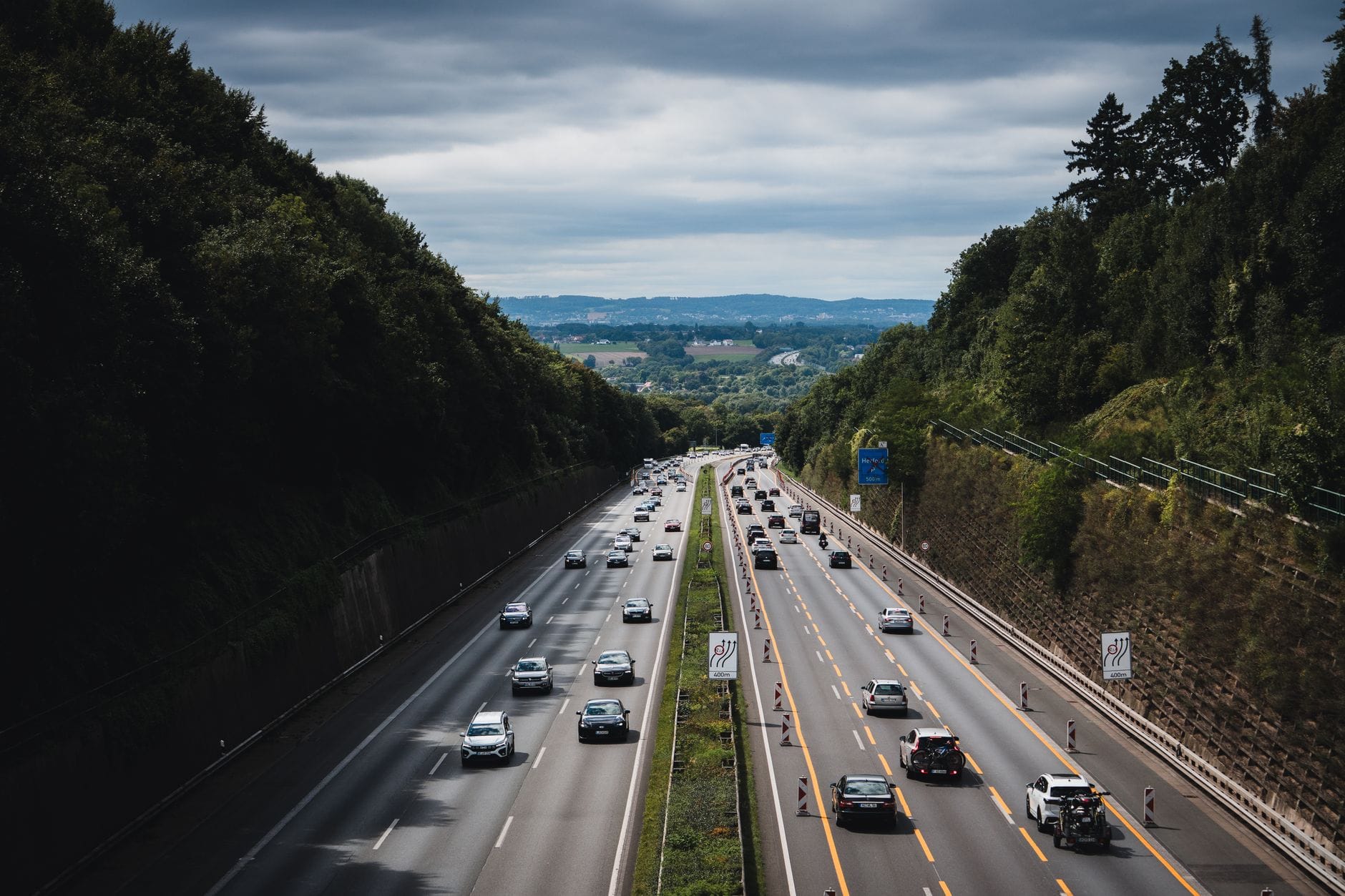 Ruchliwa autostrada wśród lasów w Niemczech na trasie Polska–Holandia