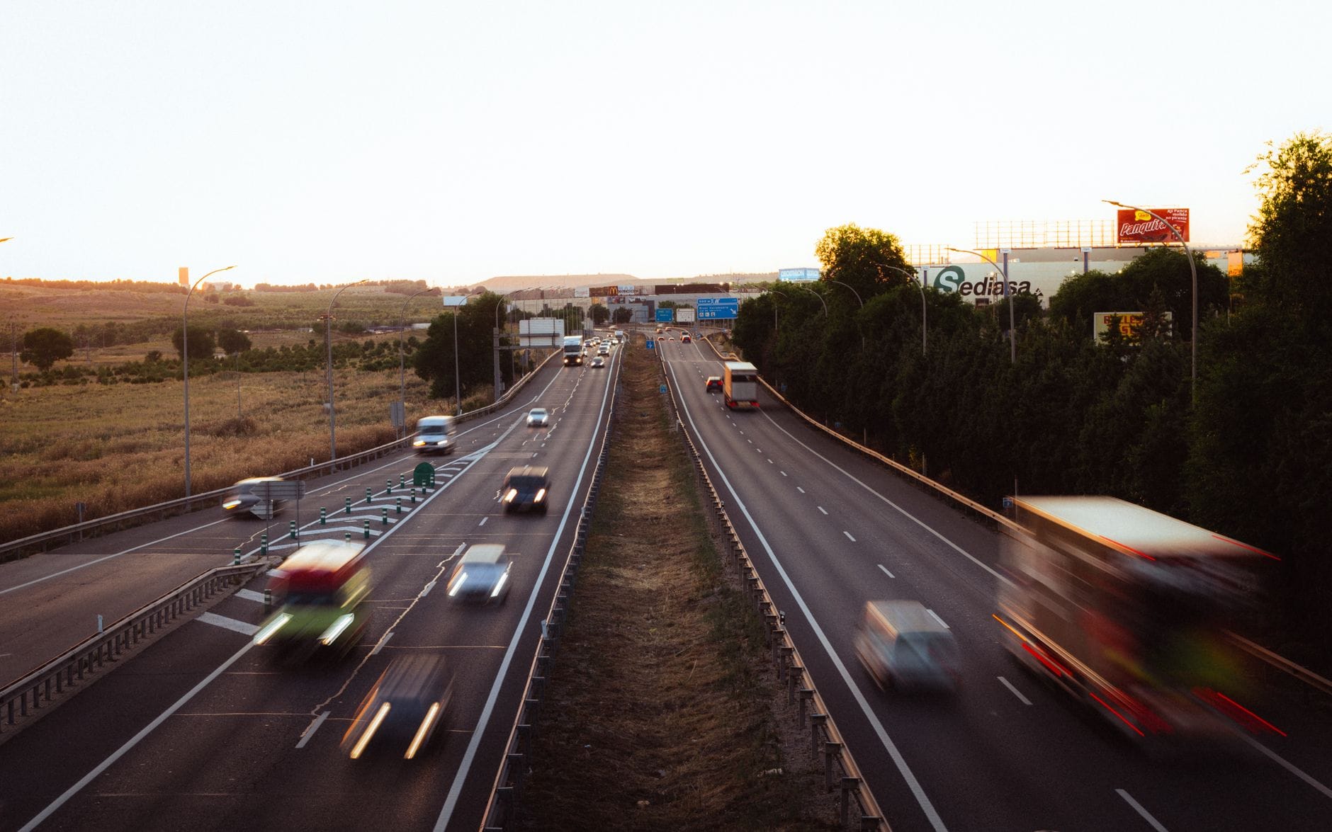 Ruchliwa wielopasmowa autostrada o zmierzchu widziana z lotu ptaka