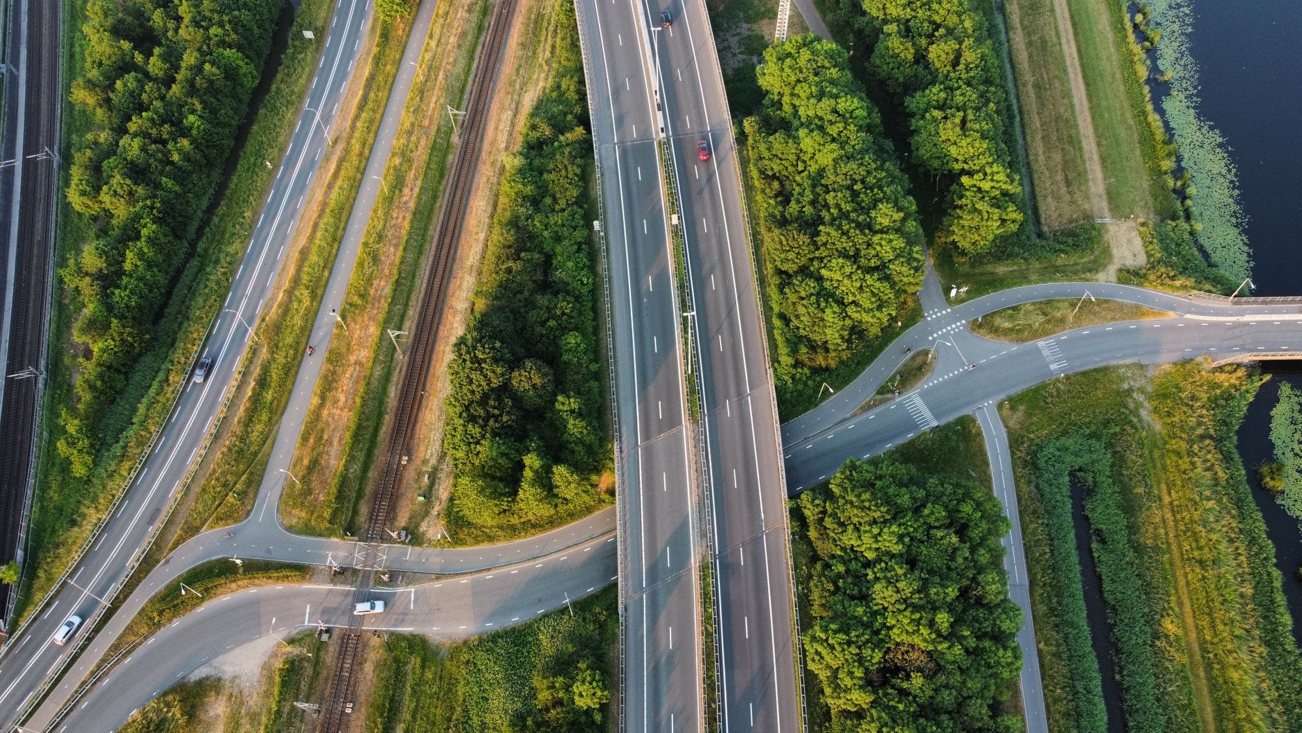 Węzeł autostradowy w Holandii otoczony zielenią, widok z drona