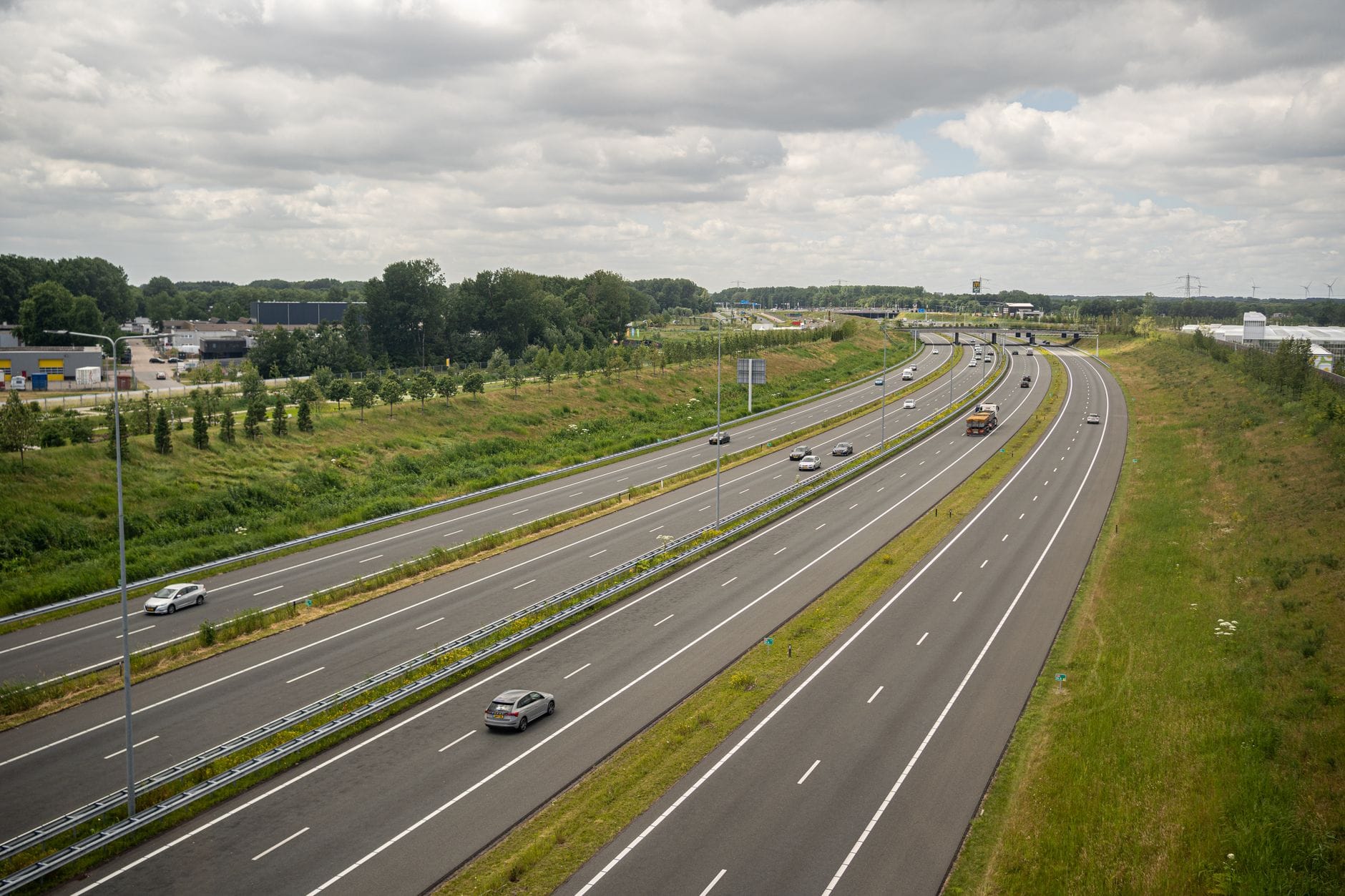 Trasa do Holandii przez Poznań: dla kogo to najsensowniejszy wariant Widok z lotu ptaka na spokojną autostradę w zielonej okolicy Holandii