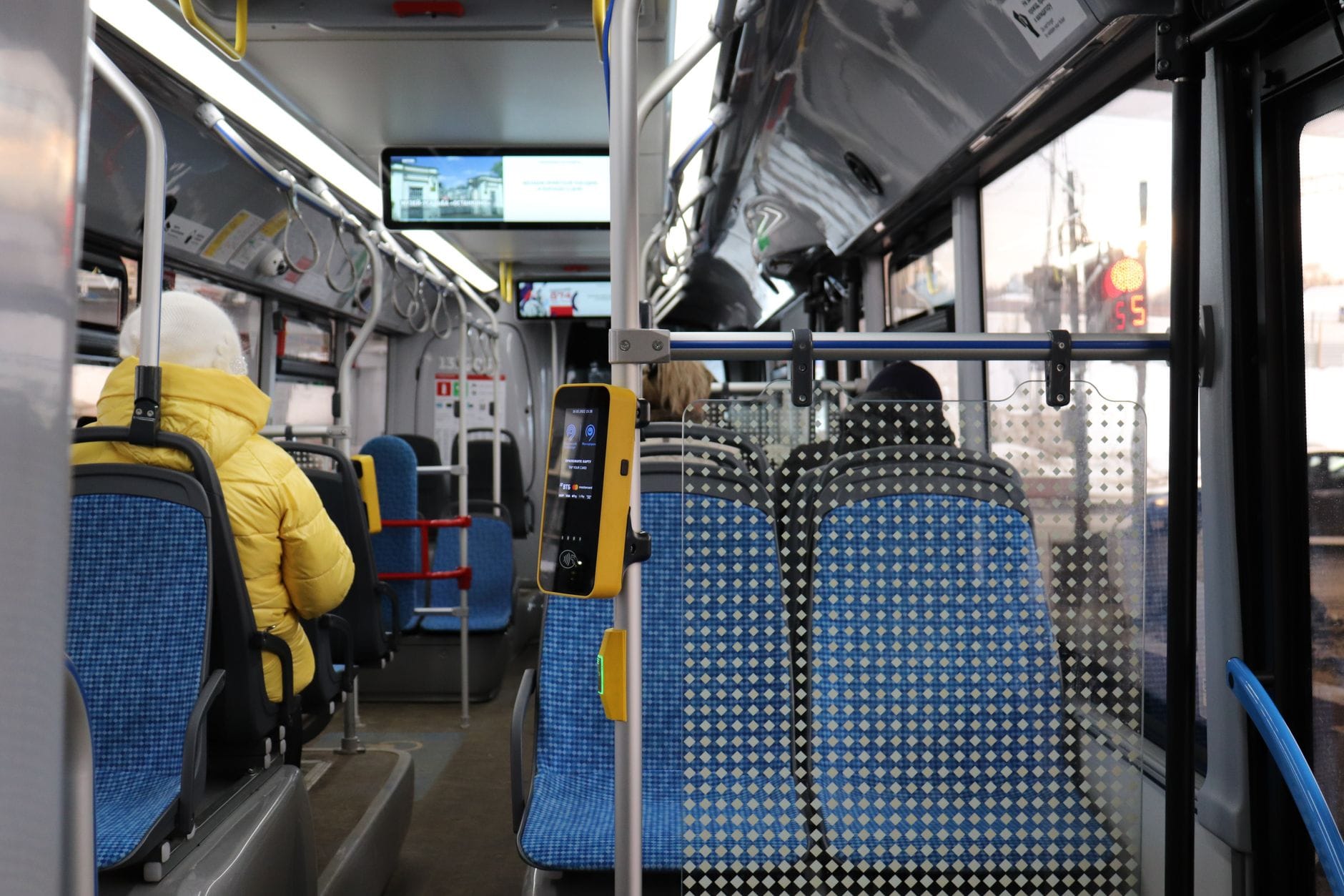 Brak pasów bezpieczeństwa w busie: jak zgłosić problem i gdzie? Pasażerowie siedzący w miejskim autobusie obok kasownika