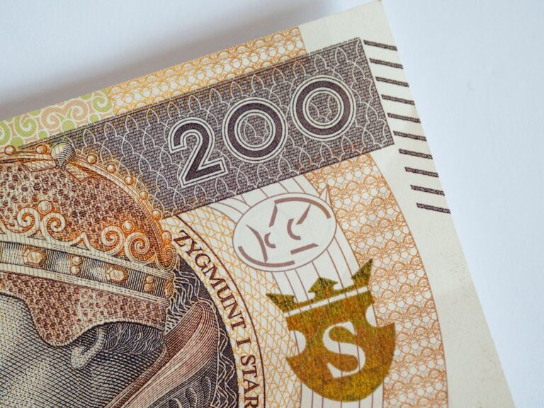 Zbliżenie na banknot 200 złotych